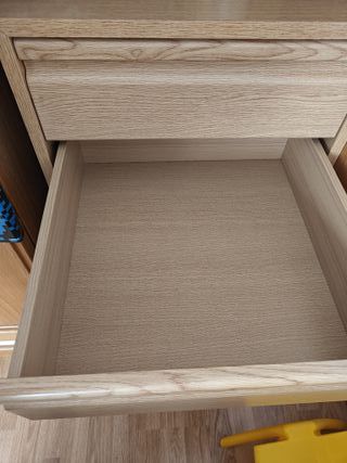 Cajonera de madera color beige y marrón