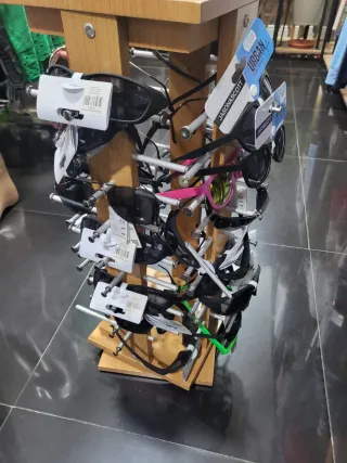 Expositor de gafas de madera