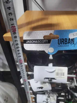 Expositor de gafas de madera