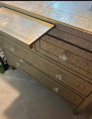 Cómoda de metal plateada