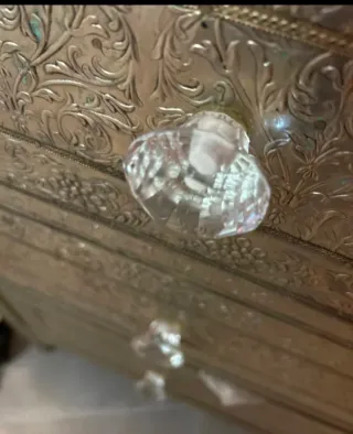 Cómoda de metal plateada