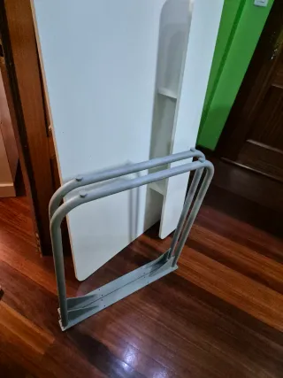 Escritorio amplio blanco con patas