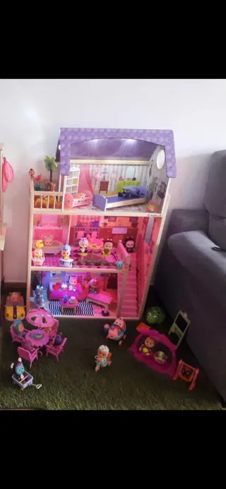 Casa de muñecas de madera con luces LED