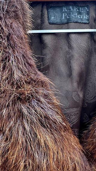 Abrigo de piel marrón