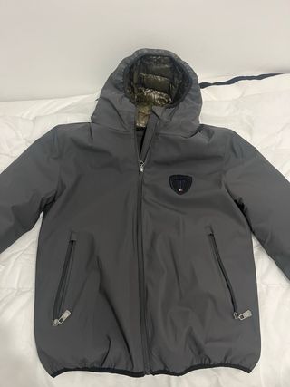 Abrigo gris con capucha