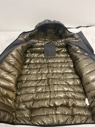 Abrigo gris con capucha