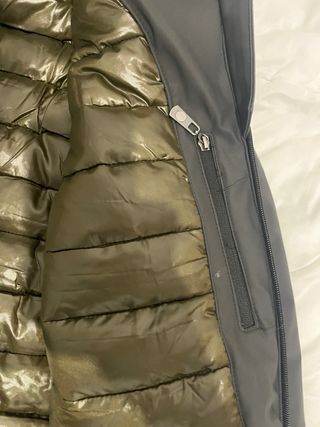 Abrigo gris con capucha