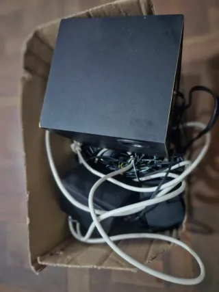 Altavoces negros con cables