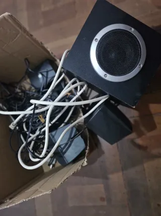 Altavoces negros con cables