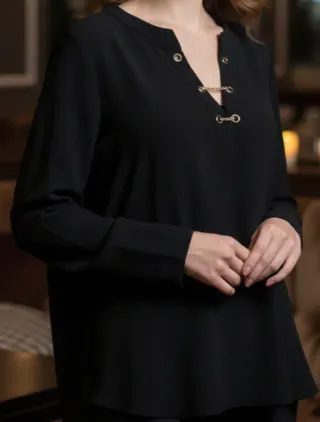 Blusa negra con cadena dorada