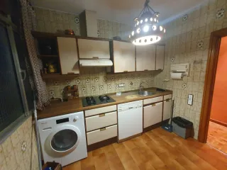 Muebles de cocina beige y blanco