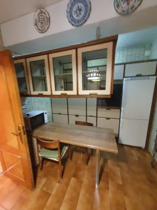 Muebles de cocina beige y blanco