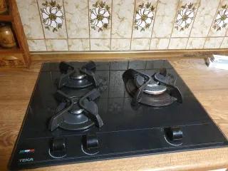 Muebles de cocina beige y blanco