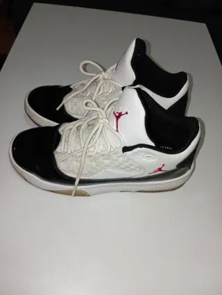 Zapatillas Jordan Max Aura Negras y Blancas