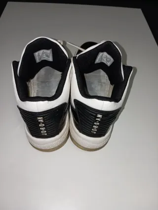 Zapatillas Jordan Max Aura Negras y Blancas