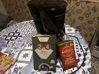 Cafetera con filtros y café Marcilla