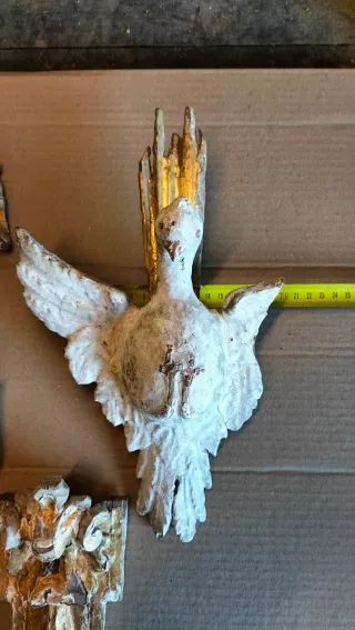 Fragmentos retablo dorado y blanco