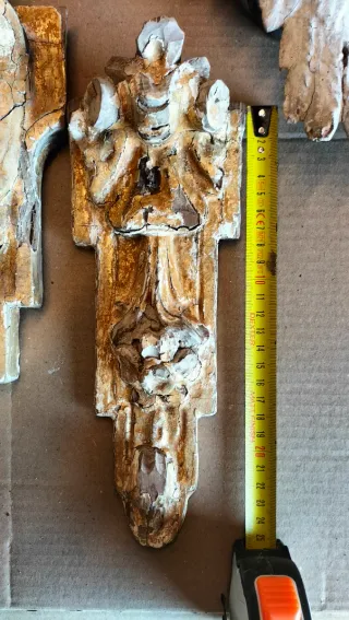 Fragmentos retablo dorado y blanco