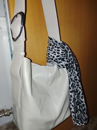Bolso de hombro y fular estampado