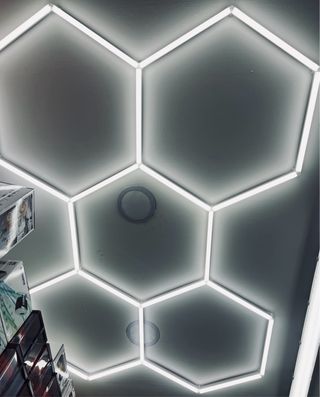 Illuminazione LED esagonale a nido d'ape