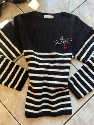 Maglione a righe bianche e nere