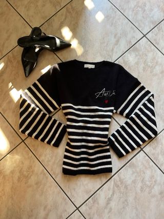 Maglione a righe bianche e nere