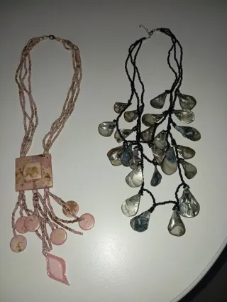 Collares de bisutería con colgantes