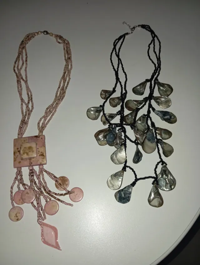 Collares de bisutería con colgantes