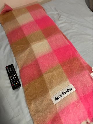 Bufanda Acne Studios cuadros beige y rosa