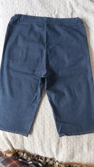 Bermuda denim elástica.