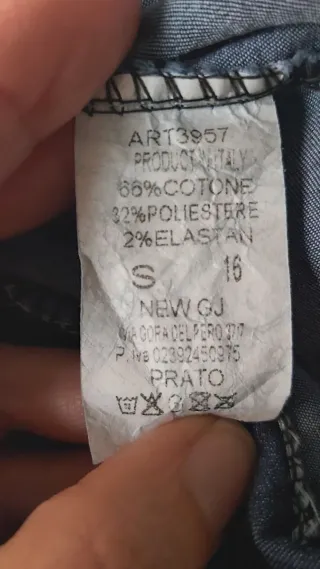 Bermuda denim elástica.