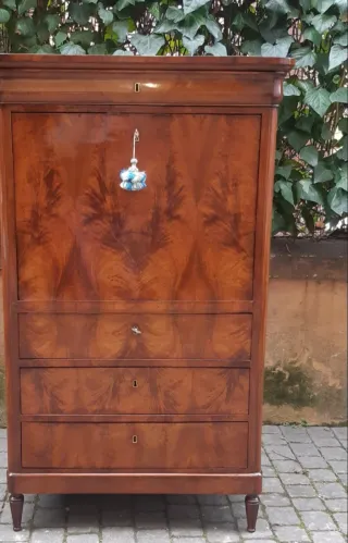 Mobiletti antichi in legno con vetrine Vendo uni