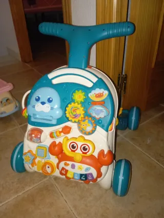 Andador infantil con actividades