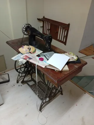 Máquina de coser Grizner, antigua con mesa