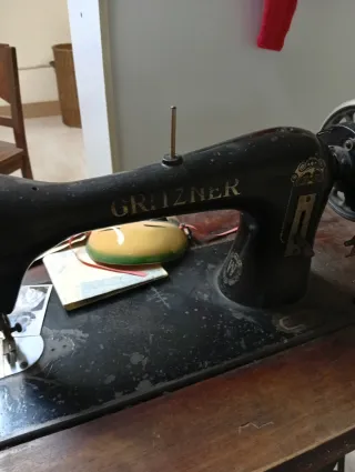 Máquina de coser Grizner, antigua con mesa