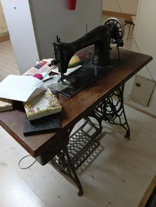 Máquina de coser Grizner, antigua con mesa
