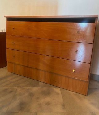 Mesitas de noche y cómoda de madera