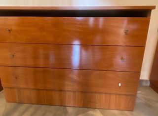 Mesitas de noche y cómoda de madera