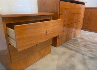 Mesitas de noche y cómoda de madera
