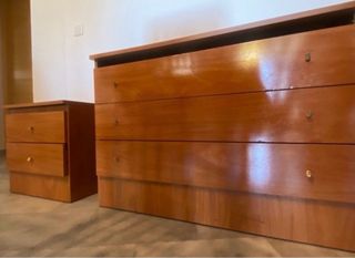 Mesitas de noche y cómoda de madera
