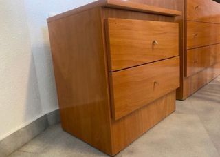 Mesitas de noche y cómoda de madera