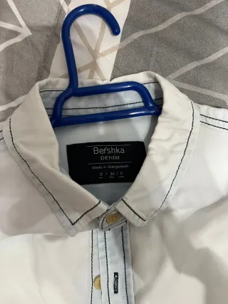 Camisa Bershka azul muy clarita.