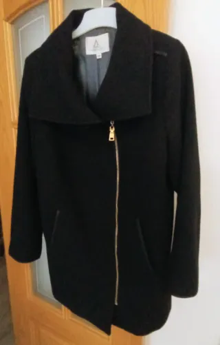 Abrigo, chaquetón de paño negro talla 44