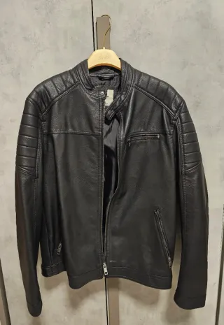 Giacca in pelle nera stile biker