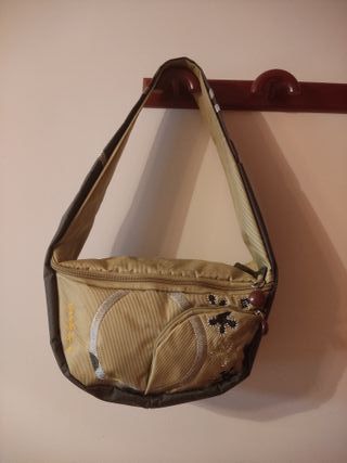 Bolso de mano verde y plateado