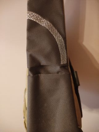 Bolso de mano verde y plateado