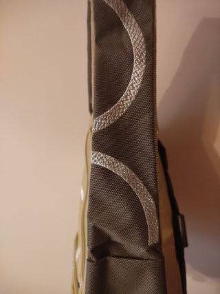 Bolso de mano verde y plateado