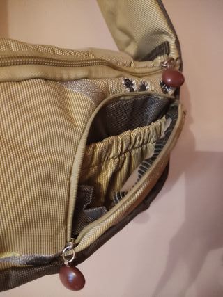 Bolso de mano verde y plateado