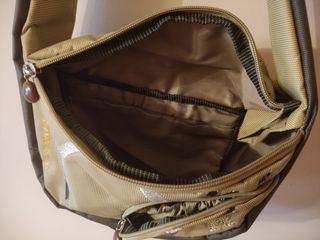 Bolso de mano verde y plateado