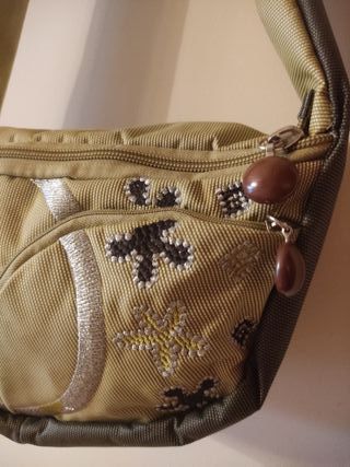 Bolso de mano verde y plateado